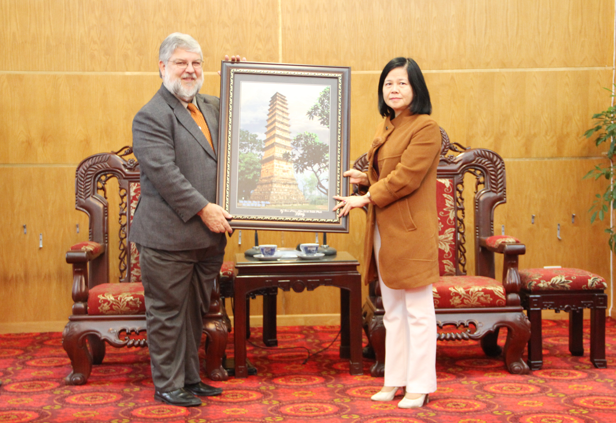 Phó Chủ tịch UBND tỉnh Dương Thị Tuyến tiếp và làm việc với Đoàn công tác của Đại sứ quán Hoa kỳ tại Việt Nam