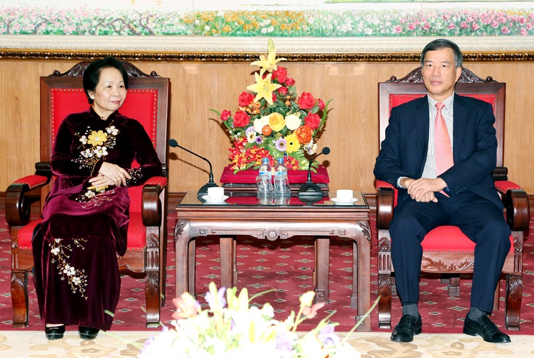 ベトナム共和社会主義国　福知事長　グエン・ティ・ジョン女子はヴィンフックに訪問し、会談をした。