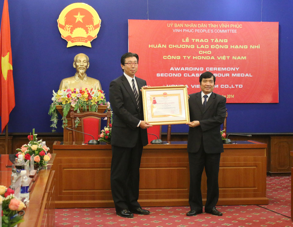 给越南本田有限公司颁奖二等劳动勋章的仪式