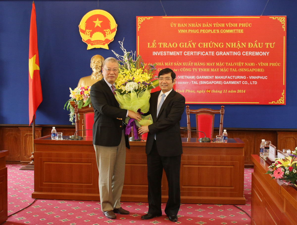 Trao giấy chứng nhận đầu tư dự án Nhà máy sản xuất hàng may mặc TAL (Việt Nam) – Vĩnh Phúc