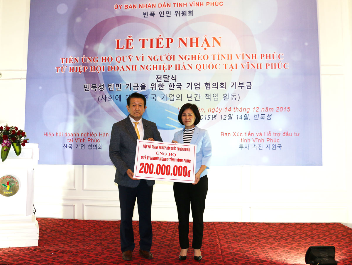 Hiệp hội Doanh nghiệp Hàn Quốc tại Vĩnh Phúc trao tiền ủng hộ Quỹ Vì người nghèo của tỉnh