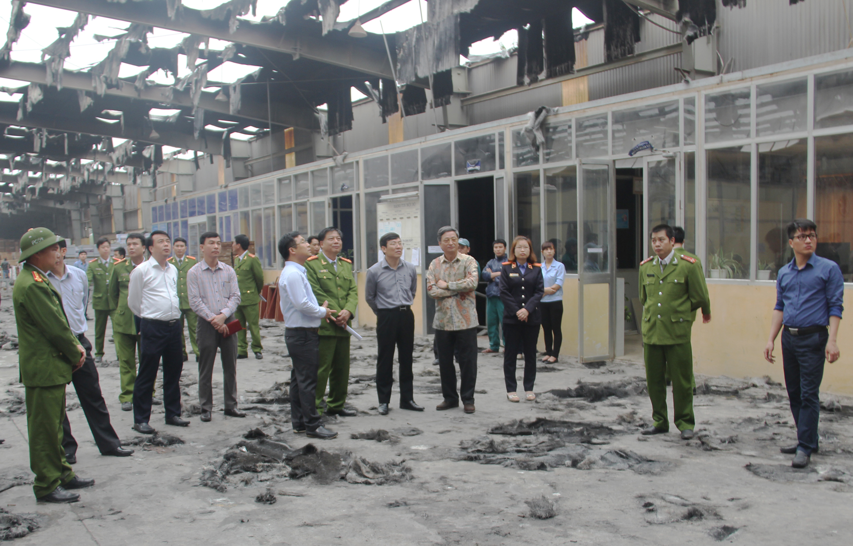 Phó Chủ tịch UBND tỉnh Lê Duy Thành làm việc với Công ty CP Viglacera Thăng Long sau vụ hỏa hoạn