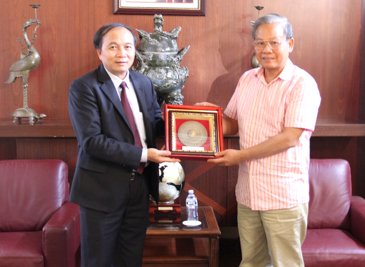 イタリアでベトナム企業協会に訪問するビンフック省人民委員会ミッション