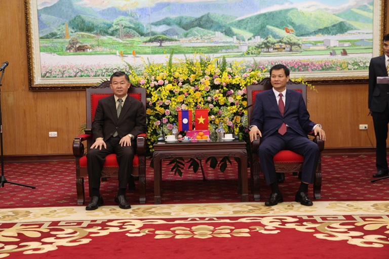 Phó Bí thư Thường trực Tỉnh ủy Trần Văn Vinh tiếp Đoàn cán bộ lãnh đạo tỉnh Luông Nậm Thà
