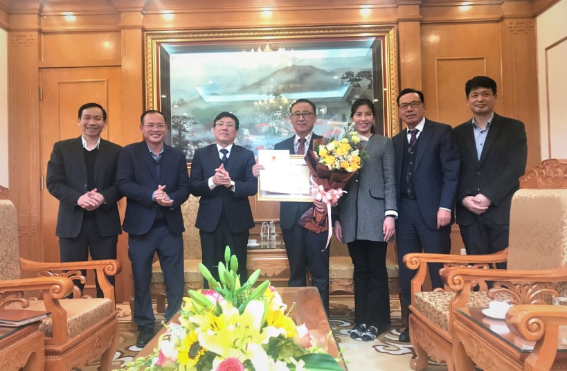 Chủ tịch UBND tỉnh Vĩnh Phúc tặng bằng khen cho Chủ tịch Hiệp hội doanh nghiệp Hàn Quốc tại tỉnh Vĩnh Phúc