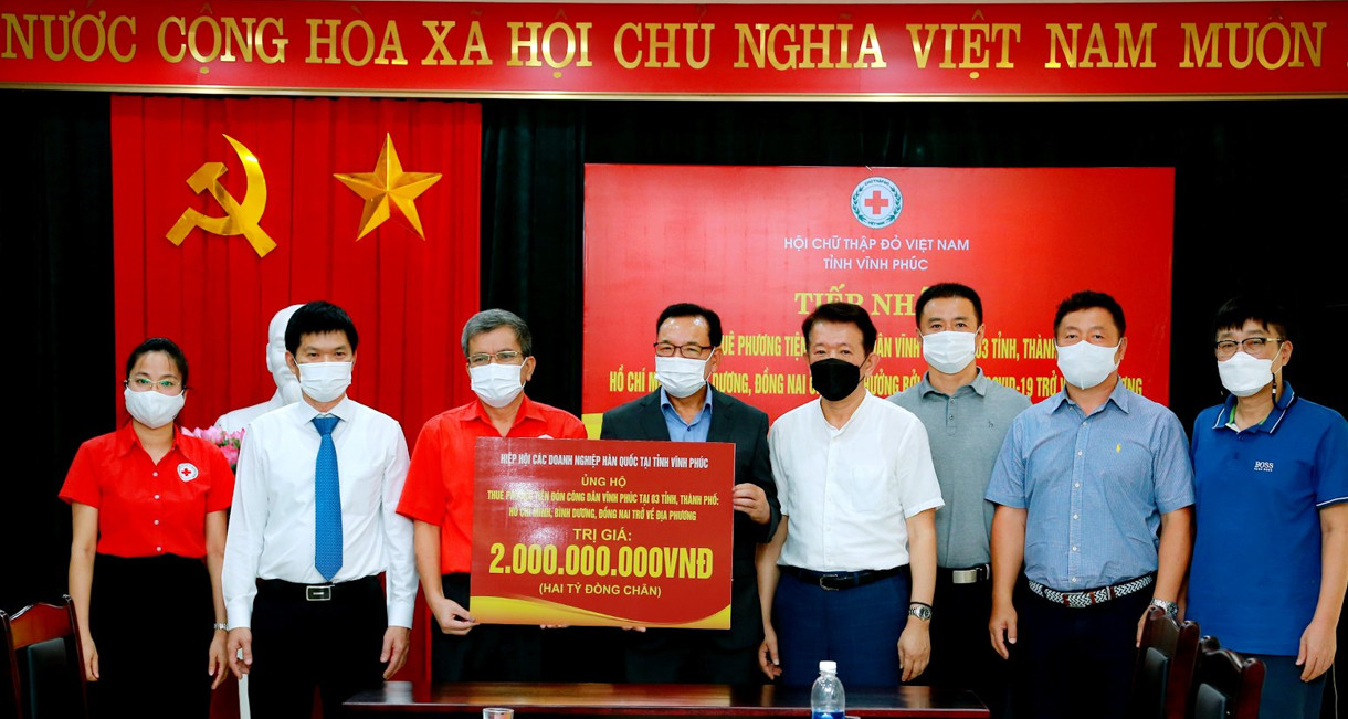 Hiệp hội doanh nghiệp Hàn Quốc ủng hộ Hội chữ thập đỏ Vĩnh Phúc hỗ trợ đón công dân về tỉnh