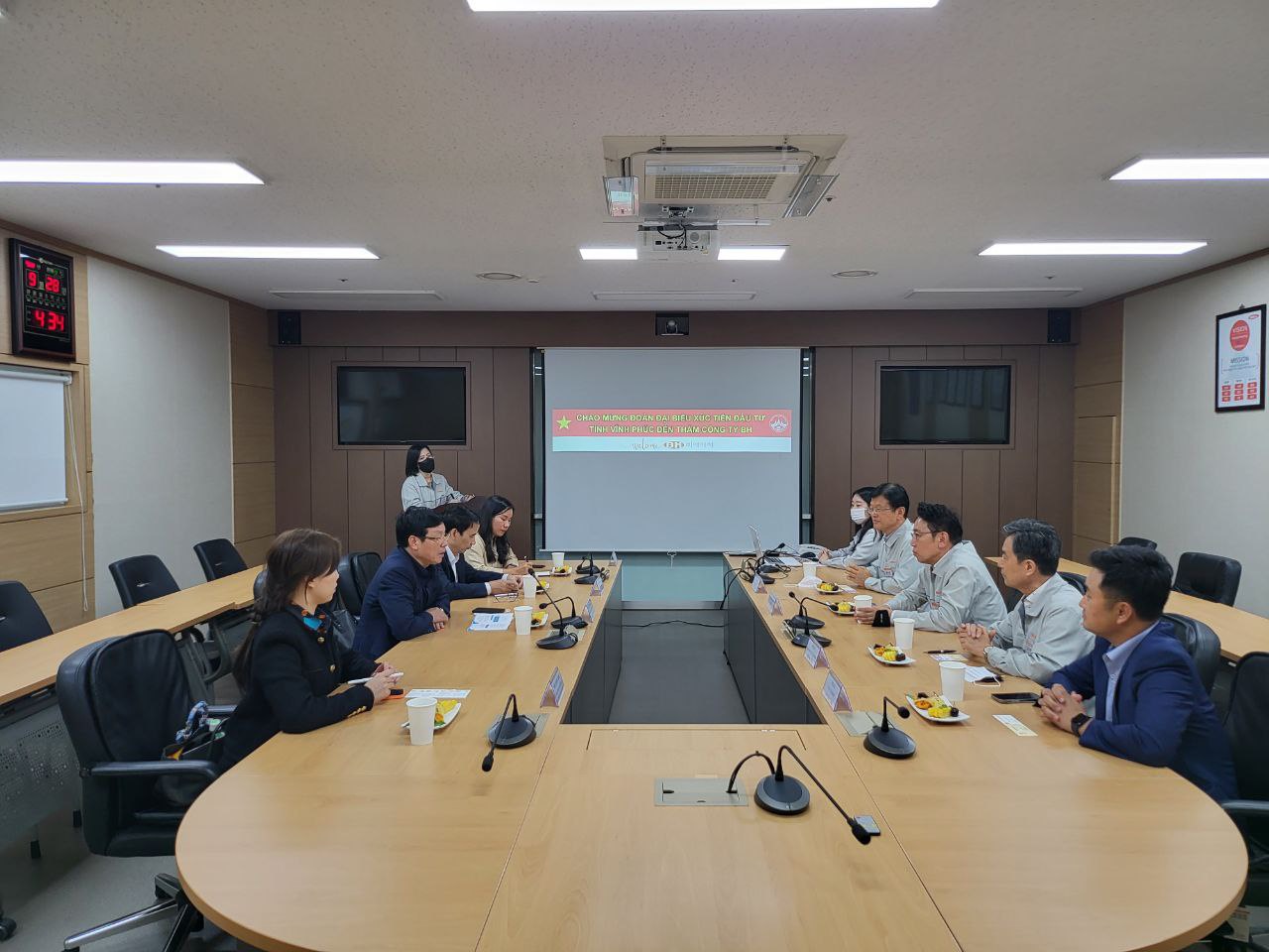 Đoàn công tác xúc tiến đầu tư Vĩnh Phúc thăm và làm việc tại Công ty BHFlex, tỉnh Gyeonggi, Hàn Quốc