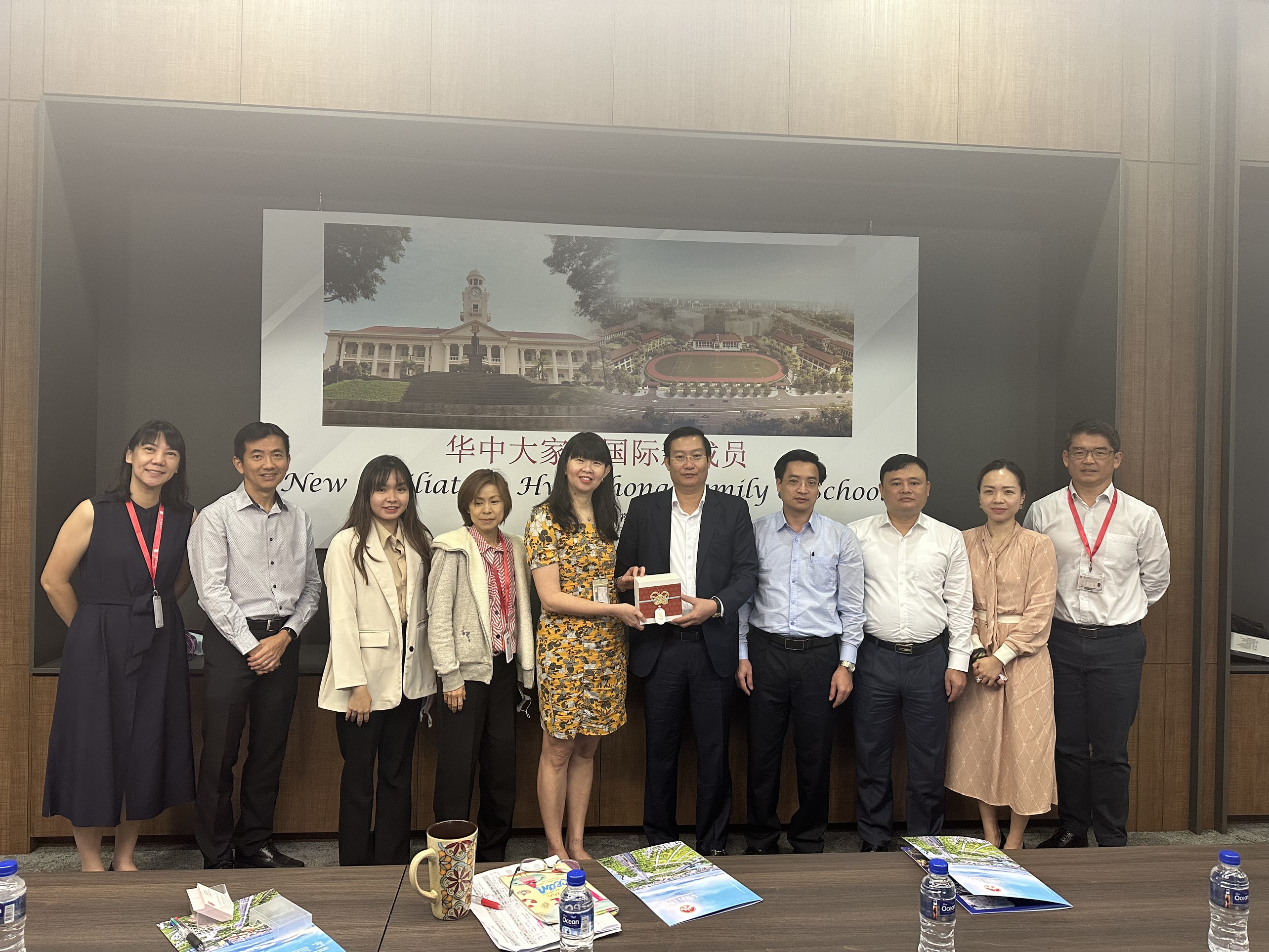 Đoàn công tác xúc tiến đầu tư, thương mại và du lịch tỉnh Vĩnh Phúc thăm và làm việc với Trường quốc tế Hwa Chong tại Singapore