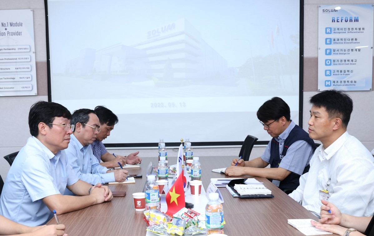 Chủ tịch UBND tỉnh Lê Duy Thành thăm và làm việc tại Công ty TNHH Solum Electronics Việt Nam