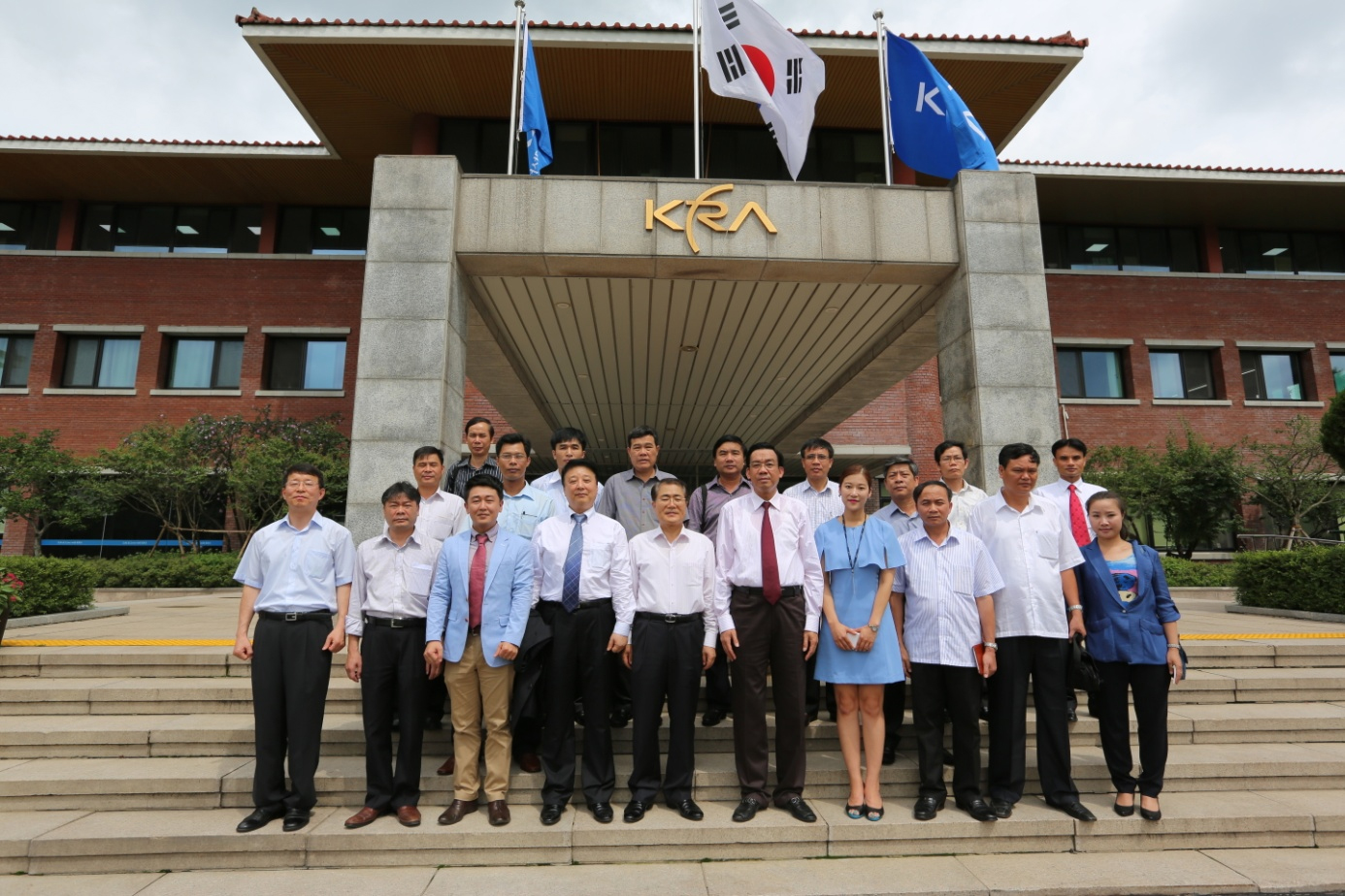 2013年７月１９日、ヴィンプック省団は韓国での投資促進活動を続けた