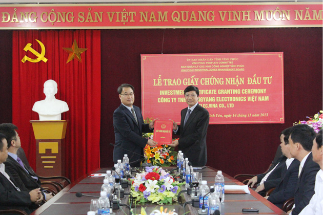 Tỉnh Vĩnh Phúc trao Giấy chứng nhận đầu tư cho Công ty TNHH Dongyang  Electronics Việt Nam