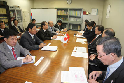 Đoàn cán bộ lãnh đạo của tỉnh làm việc với Trung tâm hỗ trợ doanh nghiệp vừa và nhỏ Tokyo (Nhật Bản)
