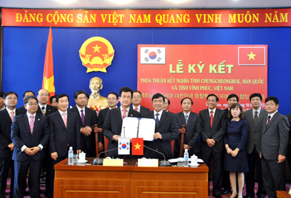 Signing agreement to be twinned betweenVinh Phuc province and Chungcheongbuk (South Korea)